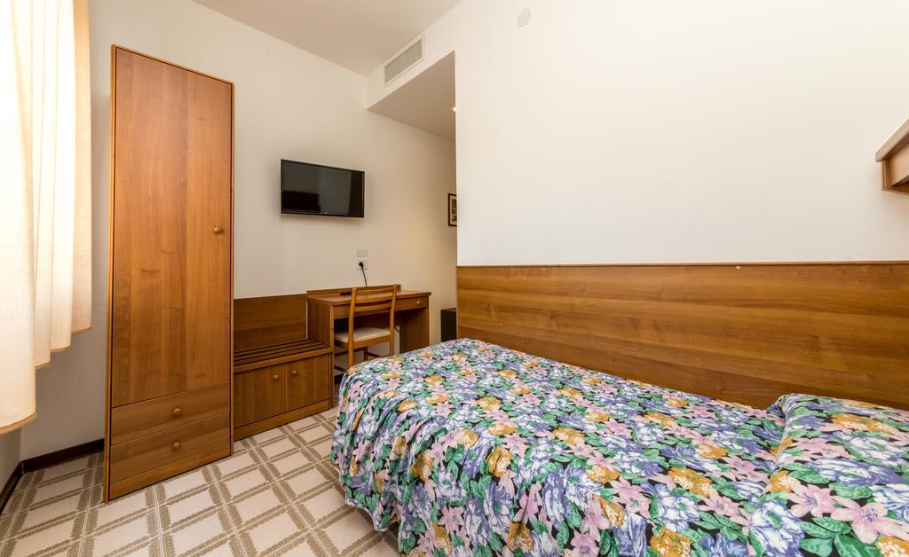 Hotel Alla Rotonda Jesolo Extérieur photo